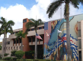 Ayuntamiento de Hialeah, quizá el único de EEUU en que la bandera de otro país está representada en su frente o mural