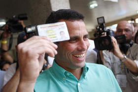 El líder de la oposición venezolana, Henrique Capriles, sonríe al momento de votar en las elecciones primarias