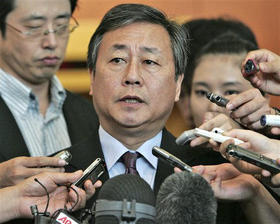 Kim Sook, el enviado surcoreano para la desnuclearización, durante una rueda de prensa en Seúl, el 5 de septiembre de 2008. (AP)