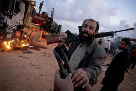 Un miliciano insurgente en Bengasi