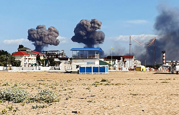 Imágenes de las explosiones en la base aérea de Saky tomadas desde la playa