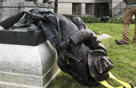 Una estatua en Durham, en Carolina del Norte, Estados Unidos, derribada por un grupo de manifestantes