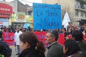 Estudiantes chilenos, acompañados de sus familiares, marchan por las calles de Chile