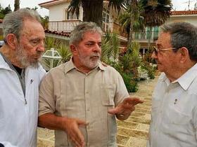 El entonces presidente de Brasil, Luis Inácio Lula da Silva, con el gobernante cubano Raúl Castro y Fidel Castro