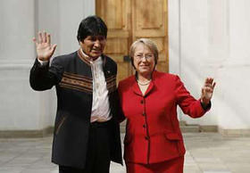 Los presidentes Evo Morales, de Bolivia, y Michelle Bachelet, de Chile, durante la cumbre de UNASUR, en septiembre de 2008. (REUTERS)