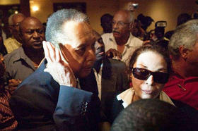 El ex dictador haitiano junto a su esposa tras ser liberado el martes