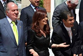 En primer plano y de izquierda a derecha, Juan Carlos I de España, Cristina Fernández de Kirchner y Rafael Correa durante la cumbre