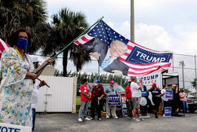 Partidarios de Trump en las afueras de la biblioteca John F. Kennedy, en Hialeah, durante el proceso de votación anticipada, el 19 de octubre de 2020