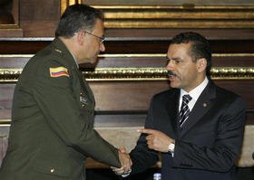 Ronald Noble (dcha.), secretario general de Interpol, saluda al jefe de la Policía Nacional de Colombia (izq.)