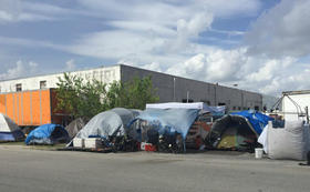 «Ciudad de las Carpas» cerca de Hialeah, donde habitaban depredadores y ofensores sexuales, que fue desmantelada a comienzos de mayo