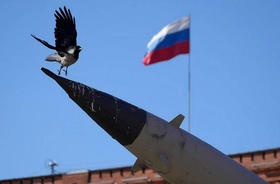 Un cuervo vuela desde un misil antiaéreo soviético exhibido en el patio del Museo de Artillería en San Petersburgo, Rusia, el miércoles 20 de abril de 2022