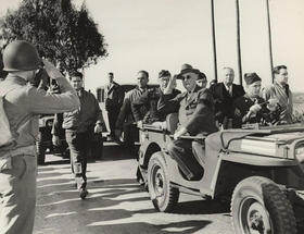 El presidente Roosevelt inspecciona las tropas cerca de Rabat, el 21 de enero de 1943. Los soldados estadounidenses no tenían idea de que el mandatario estuviera en África hasta que él los saludó desde un jeep mientras pasaba