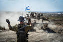 Carros de combate israelíes en la frontera sur con la franja de Gaza