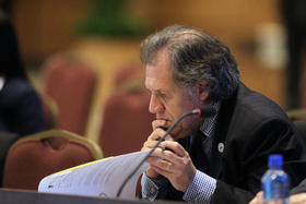 El ministro de exteriores de Uruguay, Luis Almagro, participa el viernes 28 de octubre de 2011 en la reunión de cancilleres de la XXI Cumbre Iberoamericana en Asunción (Paraguay)