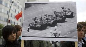 Estudiantes recuerdan los sucesos de la Plaza de Tiananmen, durante una protesta frente a la Embajada de China en Berlín, el 4 de junio de 2009