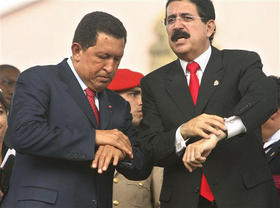 Los presidentes Hugo Chávez, de Venezuela, y Manuel Zelaya, de Honduras