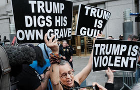 Manifestantes en Nueva York exhiben carteles contra Donald Trump