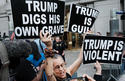 Manifestantes en Nueva York exhiben carteles contra Donald Trump