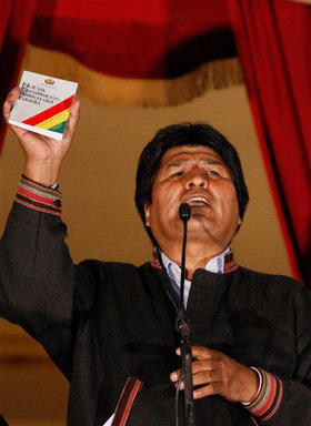 Evo Morales, el 25 de enero de 2008, enseñando en La Paz la nueva Constitución de Bolivia. (AP)