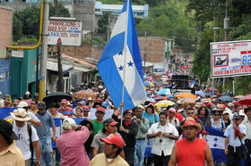 Seguidores de Manuel Zelaya se manifiestan en Tegucigalpa. Honduras, 17 de septiembre de 2009. (AFP) 