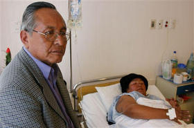 El ex vicepresidente boliviano Víctor Hugo Cárdenas, junto a su esposa, Lydia Katari, en u hospital de La Paz, el 8 de marzo de 2009. (AP)