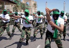 Unos militantes de la organización libia “Guardias Verdes Revolucionarios” participan en una exhibición de artes marciales en la plaza Verde de Trípoli, Libia, el domingo 15 de abril de 2011