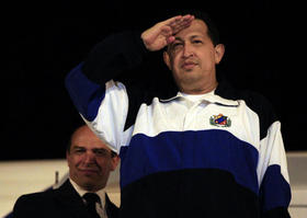 El presidente de Venezuela, Hugo Chávez (d), se despide de su homólogo cubano, Raul Castro (fuera de cuadro)