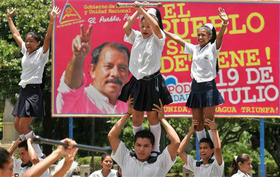 Un desfile de estudiantes en Managua a favor de Daniel Ortega, el 15 de agosto de 2008. (AP)