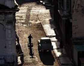 Un hombre transporta una carretilla por una calle del popular barrio de Centro Habana, en la capital de Cuba