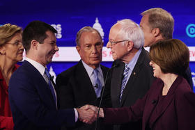 Aspirantes a la candidatura presidencial demócrata conversan tras el décimo debate