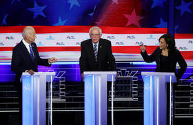Kamala Harris reta a Joe Biden durante el segundo debate presidencial demócrata. Al centro, Bernie Sanders