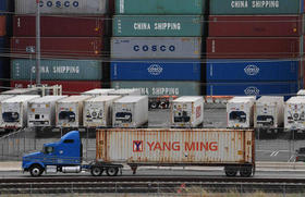 Contenedores con mercancías de Asia en la terminal de carga de Long Beach, California, en esta foto de archivo