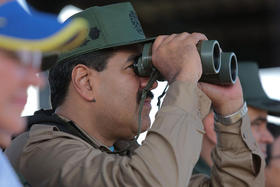 El presidente venezolano Nicolás Maduro presencia un ejercicio militar en esta foto de archivo