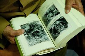 Fidel Castro sostiene en sus manos “La victoria estratégica”, durante la presentación del libro en La Habana