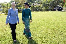 La secretaria de Estado Hillary Rodham Clinton y la líder opositora de Myanmar Aung San Suu Kyi