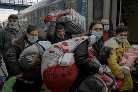 Una familia procedente de Ucrania llega a la estación central en Budapest, Hungría