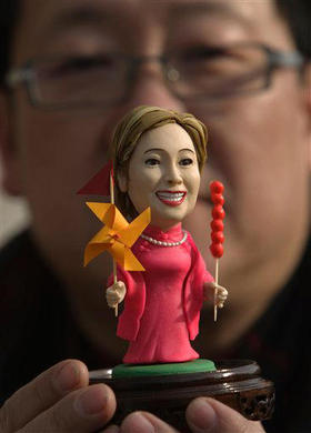 El artista Peng Xiaoping posa con una estatuilla de Hillary Clinton, durante la visita de la secretaria de Estado a Pekín. (AP) El artista Peng Xiaoping posa con una estatuilla de Hillary Clinton, durante la visita de la secretaria de Estado a Pekín. (AP)