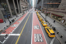 Taxis en la desierta calle 42 de Manhattan