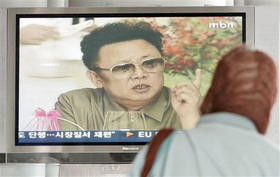 La televisión surcoreana emite un reporte sobre el líder norcoreano Kim Jong-il