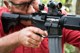 El senador estatal floridano Greg Evers con un AR-15