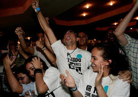 Miembros de la oposición celebran la victoria en Caracas, el 23 de noviembre de 2008. (AP)