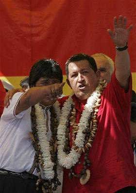Evo Morales y Hugo Chávez en un acto en Bolivia el pasado 18 de julio. (AP)