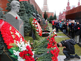 Un activista del partido comunista ruso se arrodilla ante la tumba de Stalin, en la plaza Roja de Moscú