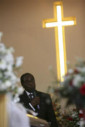Robert Mugabe, presidente de Zimbabue, asiste a una misa por la muerte de la esposa de Morgan Tsvangirai, en Harare, el 10 de marzo de 2009. (AP)