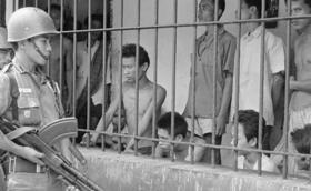 Soldados indonesios vigilan a detenidos sospechosos de ser comunistas, en Tangerang, un suburbio de Yakarta, la capital de Indonesia, en esta foto de 1965