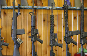 AR-15 semiautomáticos a la venta en Good Guys Guns & Range, el 15 de febrero de 2018, en Orem, Utah, en esta foto de archivo