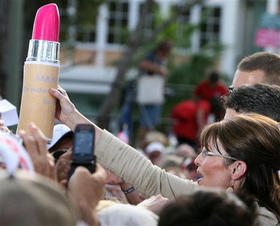 La candidata republicana a la vicepresidencia, Sarah Palin, saluda a sus partidarios durante un acto en Florida, el 21 de septiembre. (AP)