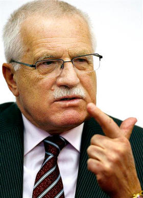 El presidente checo Vaclav Klaus, durante una conferencia de prensa en Rumanía. (AP)