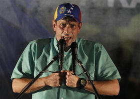 El candidato opositor venezolano, Henrique Capriles, pronuncia un discurso tras ganar las primarias en Caracas