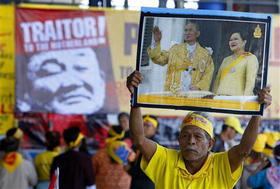 Opositores se manifiestan en el aeropuerto internacional Suvarnabhumi, en Bangkok, el 1 de diciembre de 2008. (AP)